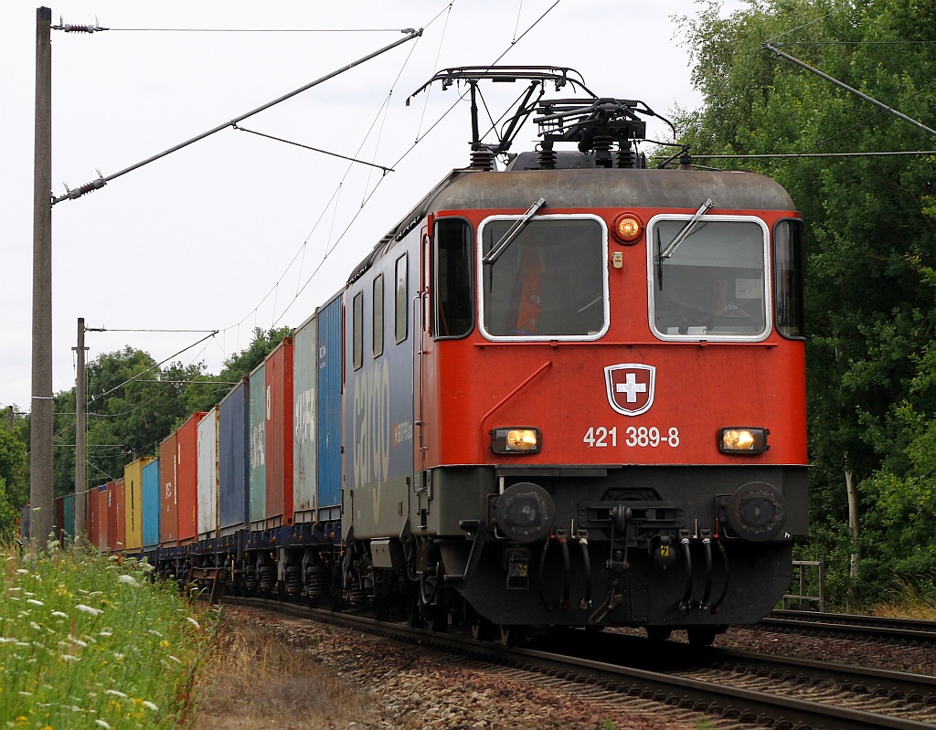 SBB Re 421 389-8 fährt hier mit einem Containerzug durch HH-Moorburg Richtung HH Alte Süderelbe. 14.07.2013