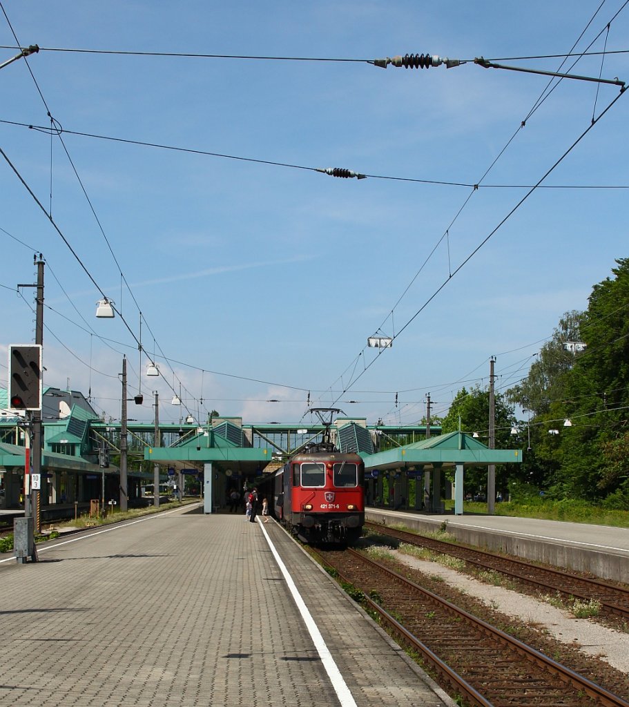 SBB Re 4/4 II 421 371-6 mit dem EC 193 nach München hier beim Halt im sehr warmen Bregenz. 02.06.12