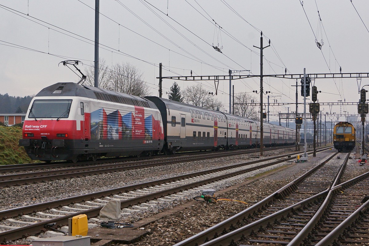 SBB: Re 460 048-2 RailAway CFF mit IR Olten-Bern bei der Durchfahrt des Güterbahnhofs Langenthal am 19. Januar 2015.
Foto: Walter Ruetsch