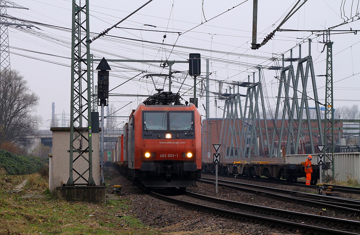 SBBC 4 482 003-1(REV/Re/10.06.08, Verl/NNR9/09.06.15)musste mit ihrem Kistenzug kurz warten dann ging es ab in den Hafen. HH-Waltershof 29.11.2014