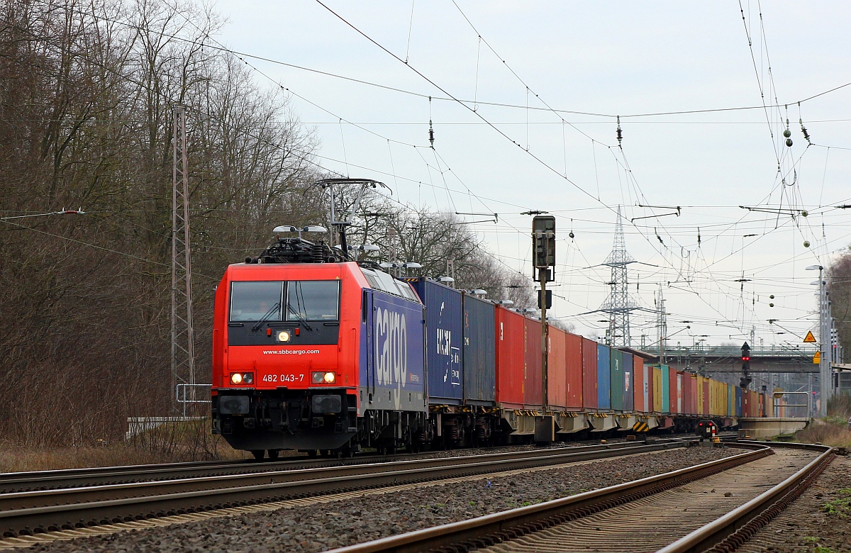 SBBC 4 482 043-7 rauscht hier mit einem Containerzug am Haken durch Langwedel Richtung Bremen. 07.03.2015