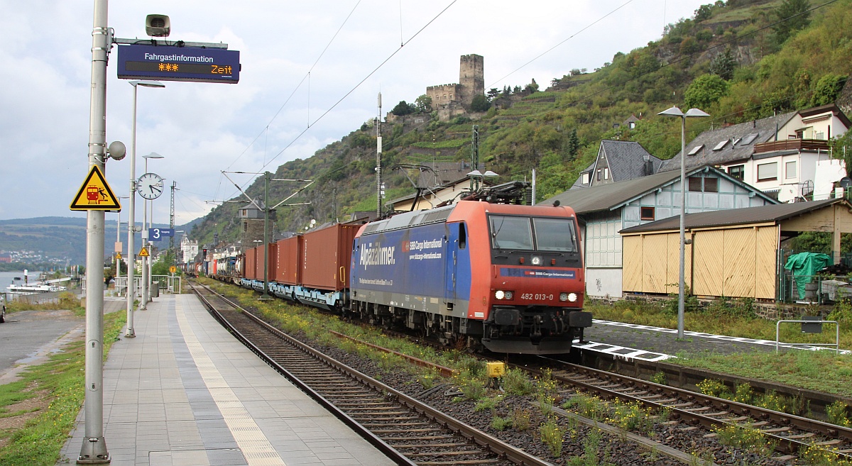 SBBC 4482 013-0  Alpäzähmer  mit Containerzug in Kaub. 15.09.2021