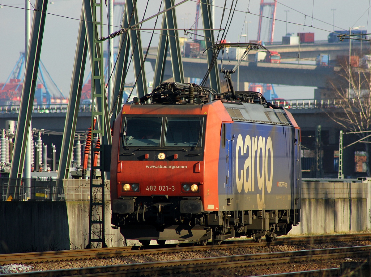 SBBC 4482 021-3 rollt hier langsam am Umspannwerk in HH Waltershof vorbei. 06.02.2015