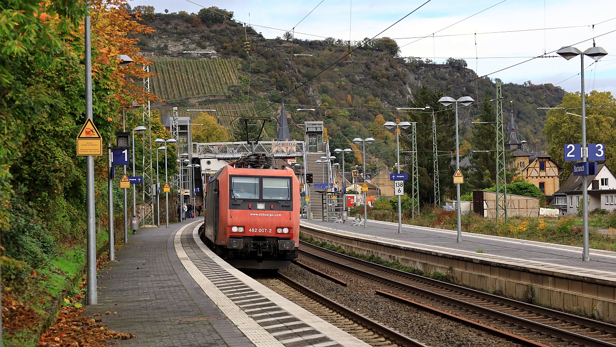 SBBC 482 007-2 mit Tragwagenzug Durchfahrt Bacharach 26.10.2023