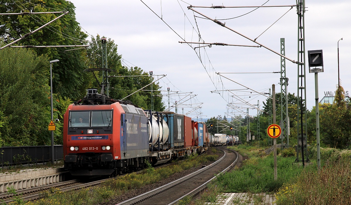 SBBC 482 013-0 mit langem KLV bei der Durchfahrt in Geisenheim aufgenommen. 16.09.2021