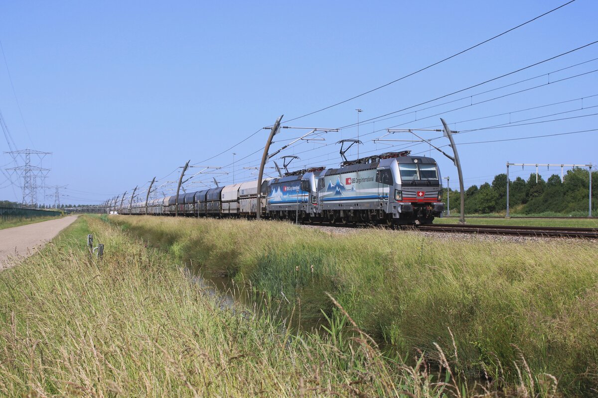 SBBCI 193 107 zieht ein RCC Kohlezug durch Valburg am 12 Juni 2026. Weil die Zulassung von die SBBCI XLoad Vectronen ins Italien etwas verspätet ist, werden diese starkere Vectronen (193 450-460 und 540-549) vorlaufig zwischen die Niederlande und sdie Schweiz eingesetzt. Das macht zeitweilig die vier von Railpool gemietete SBBCI Vectron en 193 107 bis 193 110 vorlaufig überflussig und SBBCI vermietet diese Loks gerne an die Österreichische RCC-Gruppe.