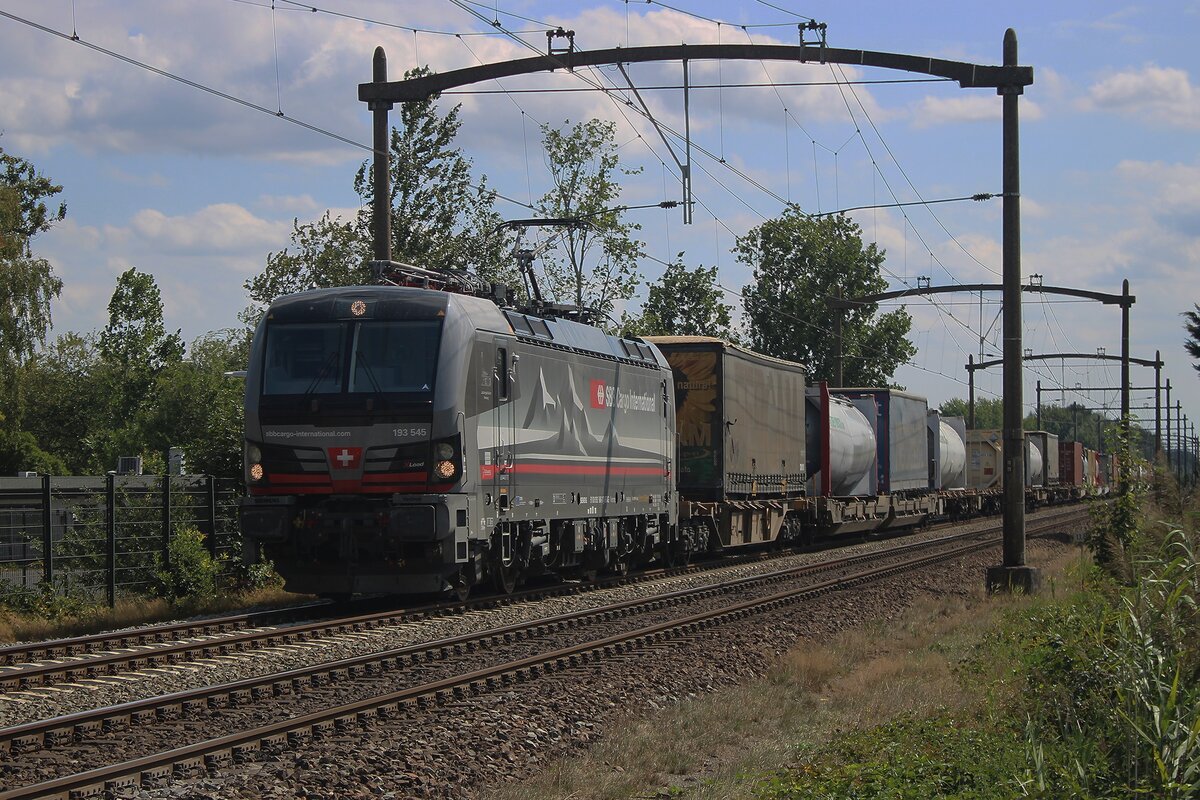 SBBCI 193 545 zieht am 21 Augustus 2025 ein umgeleiteter KLV durch Hulten und wird vom hinter den Bahn�bergang fotografiert.