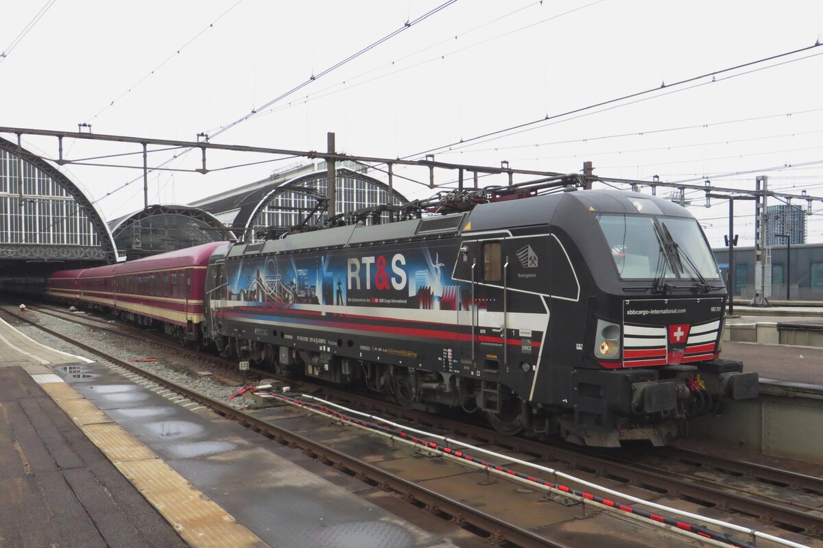 SBBCI 193 701 zieht der Leerganitur von einen Nachtzug aus Amsterdam Centraal aus am 22 J�nner 2022.