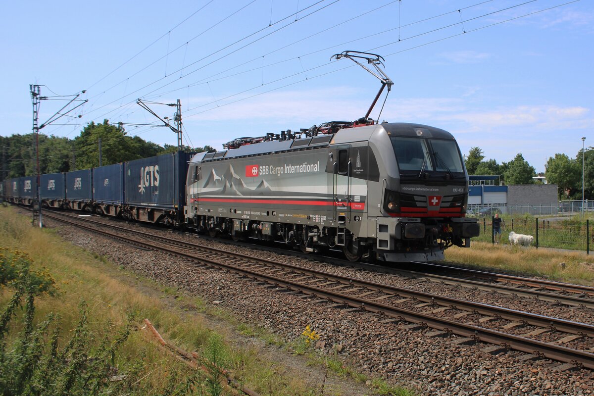SBBCI treft mit der GTS Containerzug am 7 Augustus 2025 in Venlo ein und passiert der Bahnubergang bei Venlo-Vierpaardjes.