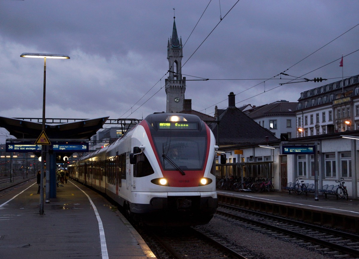SBB/DB: Fotografieren in Konstanz am 20. November 2015 trotz starkem Wind und Dauerregen. Flirt RABe 526  Seehas  Doppeltraktion in Konstanz kurz vor der Abfahrt nach Engen.
Foto: Walter Ruetsch