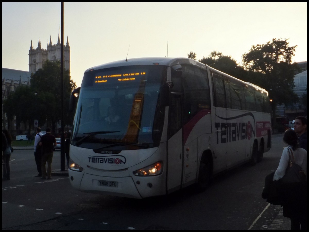 Scania Irizar von Terravision aus England in London.