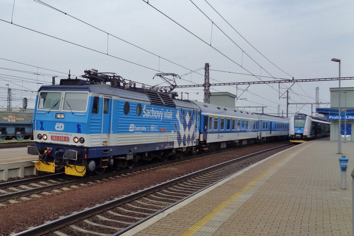 Schachzug! CD 362 039 steht am 5 April 2017 in Praha-Liben. 