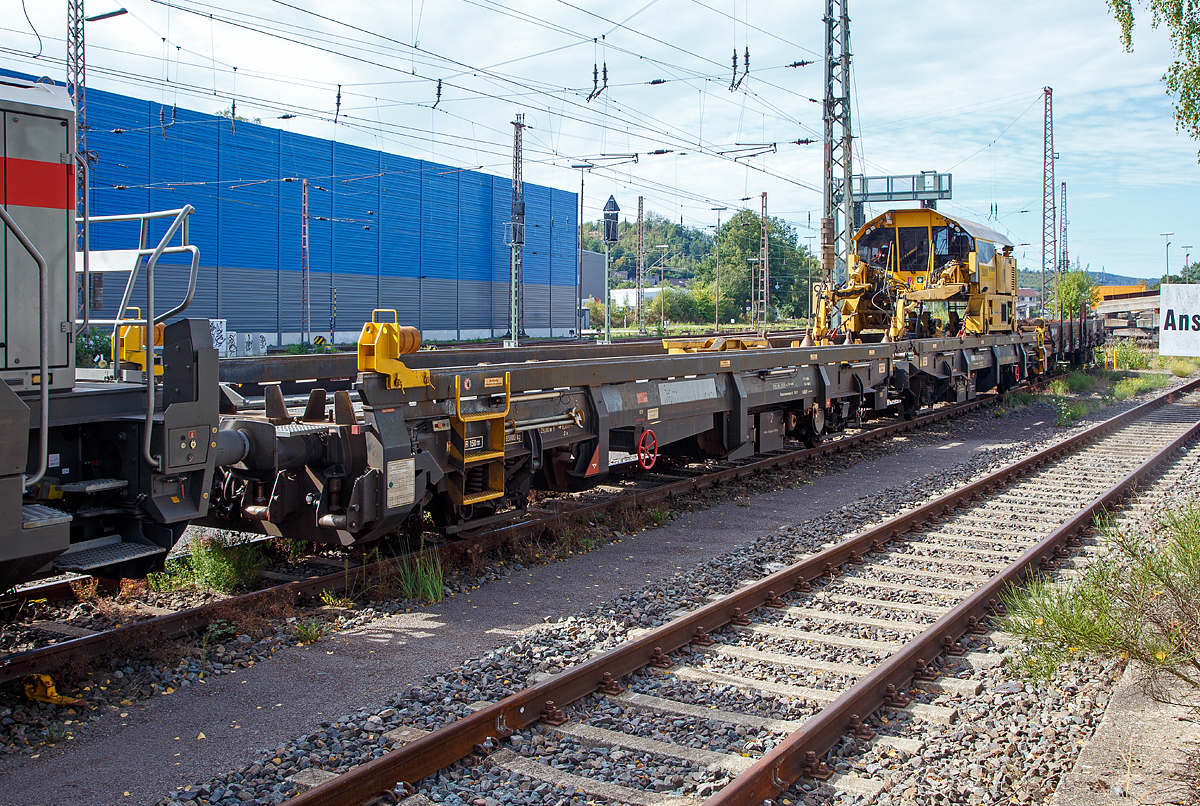 
Schienenzugladeeinrichtung SILAD  40.61(bzw. Schienenladewagen SLW 8), Schweres Nebenfahrzeug Nr. D-VMRS 99 80 9351 001-9 der Vossloh Mobile Rail Services GmbH, abgestellt am 09.09.2018 in Kreuztal. Der Robel  SILAD  40.61 gehörte zuvor der DB Bahnbau Gruppe (ex D-DB 99 80 9351 001-9). 

Der Schienenladezug 40.61 (Rutschenwagen 1 mit Schienenmanipulator / Rutschenwagen 2) wurden 2011 von Robel  gebaut, der Schienenmanipulator  unter der Fabriknummer 40.61-SM-0016


Wie man sieht ist der ROBEL Schienenmanipulator auch ein eigenständiges Schienenfahrzeug, mit einer Spurweite von 2.864 mm, welches auf den beiden Rutschenwagen und einer nachfolgenden Langschienentransporteinheit der Bauart Robel fährt.
	
Technische Daten des ROBEL Schienenmanipulator SILAD 40.61
Spurweite:  2.864 mm
Motor: 4-Zylinder-Dieselmotor
Antriebsart: Diesel hydrostatisch (d.h. der Dieselmotor triebt ein Hydraulikaggregat an, welches Hydraulikmotore (Hydromotore) antreibt.
Höchstgeschwindigkeit: 10 km/h
Max. Zugkraft  bei 10 km/h: 11.800N
Max. Zugkraft  bei 0-4 km/h: 3.300 N
Eigengewicht : 13.600 kg
Ladezeiten pro Schienenpaar (180 m lang):  Aufladen ca. 4 min / Abladen ca. 2 min  	
Schienengewicht: bis zu 70 kg/m
Hubkraft je Schienengreiferarm bei 3,7 m Ausladung: 15.000 N  (1.500 kg) 
Schwenkkraft je Schienengreiferarm: 1000 N 
Max. Schienenlänge: 250 m (übliche Längen 120 und 180 m)

Technische Daten der Rutschenwagen:
Spurweite: 1.435 mm
Länge über Puffer: 14.500 mm
Achsabstand: 9.000 mm
Höchstgeschwindigkeit: 100 km/h
Eigengewicht  Rutschenwagen 1:  21.100 kg (ohne SM) / 34,7 t mit SM
Eigengewicht  Rutschenwagen 2:  30.100 kg
