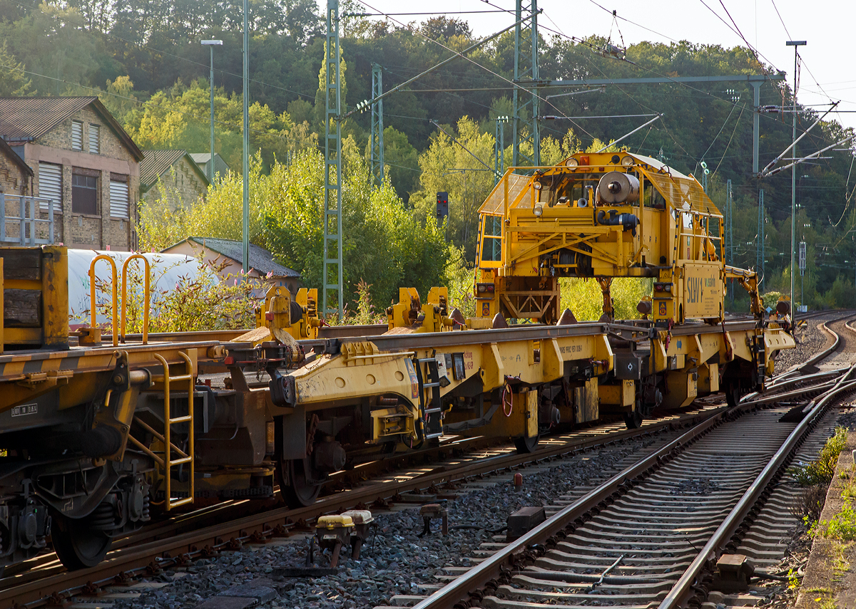 
Schienenzugladeeinrichtung SILAD 40.61(bzw. Schienenladewagen SLW 1), Schweres Nebenfahrzeug Nr. D-VMRS 9980 9511 008-1, ex 97 30 08 901 57-9, der Vossloh Mobile Rail Services GmbH, am 06.09.2019 im Zugverband (Zugschluss) in Betzdorf/Sieg auf der Fahrt nach Kreuztal. Der Robel SILAD 40.61 gehörte zuvor der Stahlberg & Roensch Leipzig GmbH, heute Teil der Vossloh Mobile Rail Services GmbH.

Der Schienenladezug 40.61 (Rutschenwagen 1 mit Schienenmanipulator / Rutschenwagen 2) wurden 1998 von Robel unter der Fabriknummer 40.61-78 gebaut.

Wie man sieht ist der ROBEL Schienenmanipulator auch ein eigenständiges Schienenfahrzeug, mit einer Spurweite von 2.864 mm, welches auf den beiden Rutschenwagen und einer nachfolgenden Langschienentransporteinheit der Bauart Robel fährt.

Technische Daten des ROBEL Schienenmanipulator SILAD 40.61
Spurweite: 2.864 mm
Motor: 4-Zylinder-Dieselmotor
Antriebsart: Diesel hydrostatisch (d.h. der Dieselmotor triebt ein Hydraulikaggregat an, welches Hydraulikmotore (Hydromotore) antreibt.
Höchstgeschwindigkeit: 10 km/h
Max. Zugkraft bei 10 km/h: 11.800N
Max. Zugkraft bei 0-4 km/h: 3.300 N
Eigengewicht : 13.600 kg
Ladezeiten pro Schienenpaar (180 m lang): Aufladen ca. 4 min / Abladen ca. 2 min
Schienengewicht: bis zu 70 kg/m
Hubkraft je Schienengreiferarm bei 3,7 m Ausladung: 15.000 N (1.500 kg)
Schwenkkraft je Schienengreiferarm: 1000 N
Max. Schienenlänge: 250 m (übliche Längen 120 und 180 m)

Technische Daten der Rutschenwagen:
Spurweite: 1.435 mm
Länge über Puffer: 13.800 mm
Achsabstand: 8.000 mm
Höchstgeschwindigkeit: 120 km/h
Eigengewicht: 48.000 kg 
Kleister befahrbarer Gleisbogen: R 180 m