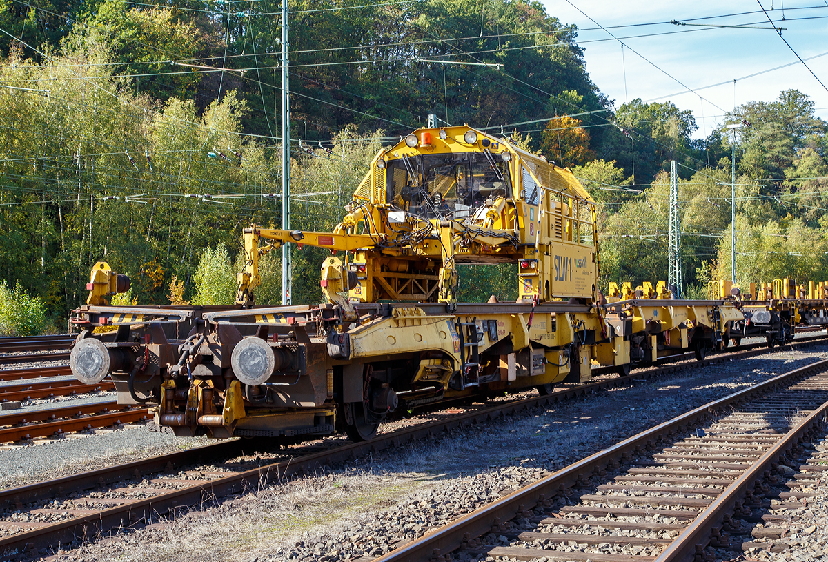 
Schienenzugladeeinrichtung SILAD 40.61(bzw. Schienenladewagen SLW 1), Schweres Nebenfahrzeug Nr. D-VMRS 9980 9511 008-1, ex 97 30 08 901 57-9, der Vossloh Mobile Rail Services GmbH, abgestellt am 12.10.2019 im Rbf  Betzdorf/Sieg. Der Robel SILAD 40.61 gehörte zuvor der Stahlberg & Roensch Leipzig GmbH, heute Teil der Vossloh Mobile Rail Services GmbH.

Der Schienenladezug 40.61 (Rutschenwagen 1 mit Schienenmanipulator / Rutschenwagen 2) wurden 1998 von Robel unter der Fabriknummer 40.61-78 gebaut.

Wie man sieht ist der ROBEL Schienenmanipulator auch ein eigenständiges Schienenfahrzeug, mit einer Spurweite von 2.864 mm, welches auf den beiden Rutschenwagen und einer nachfolgenden Langschienentransporteinheit der Bauart Robel fährt.

Technische Daten des ROBEL Schienenmanipulator SILAD 40.61
Spurweite: 2.864 mm
Motor: 4-Zylinder-Dieselmotor
Antriebsart: Diesel hydrostatisch (d.h. der Dieselmotor triebt ein Hydraulikaggregat an, welches Hydraulikmotore (Hydromotore) antreibt.
Höchstgeschwindigkeit: 10 km/h
Max. Zugkraft bei 10 km/h: 11.800N
Max. Zugkraft bei 0-4 km/h: 3.300 N
Eigengewicht : 13.600 kg
Ladezeiten pro Schienenpaar (180 m lang): Aufladen ca. 4 min / Abladen ca. 2 min
Schienengewicht: bis zu 70 kg/m
Hubkraft je Schienengreiferarm bei 3,7 m Ausladung: 15.000 N (1.500 kg)
Schwenkkraft je Schienengreiferarm: 1000 N
Max. Schienenlänge: 250 m (übliche Längen 120 und 180 m)

Technische Daten der Rutschenwagen:
Spurweite: 1.435 mm
Länge über Puffer: 13.800 mm
Achsabstand: 8.000 mm
Höchstgeschwindigkeit: 120 km/h
Eigengewicht: 48.000 kg 
Kleister befahrbarer Gleisbogen: R 180 m
