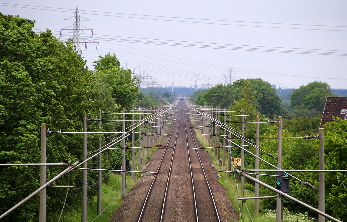 Schleswig-Schuby, Neukruger Weg, Brücke über die KBS 131, Blickrichtung Jübek(Norden).