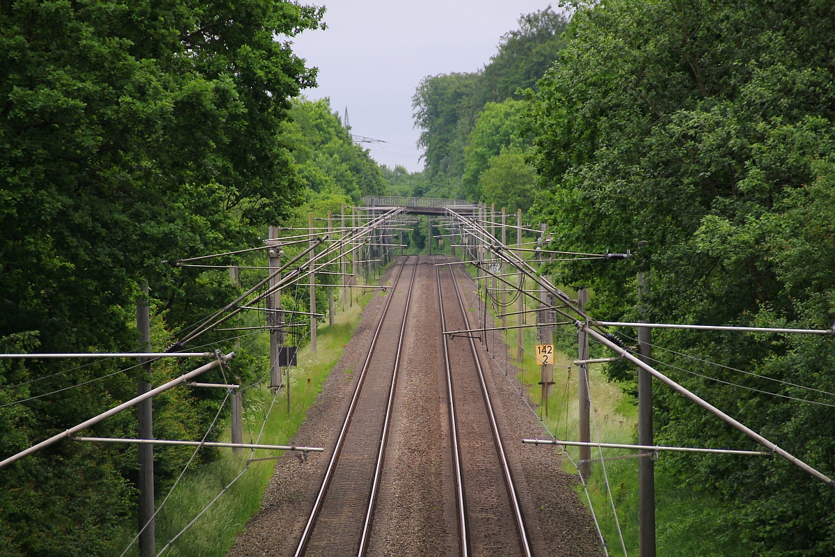 Schleswig-Schuby, Neukruger Weg, Brücke über die KBS 131, Blickrichtung Schleswig(Süden). 28.05.14