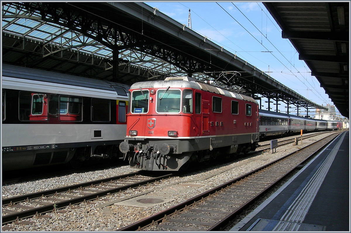 Schlicht und einfach, und noch nicht so elegant wie die Loks der zweiten Serie und doch auf ihre Art wunderschön: Die SBB Re 4/4 II, hier in Form der Re 4/4 II 11131.
Lausanne, den 30. Mai 2017