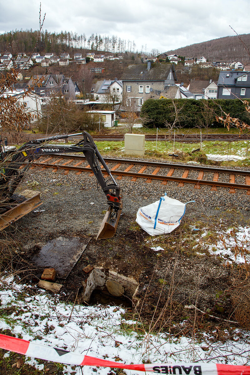 Schlimmer geht immer.....
Totalsperrung der Hellertalbahn (KBS 462 / Strecke 2651)
Nun ist Herdorf Bahntechnisch zur Insel geworden. 
Es gibt seit dem 10.03.23 eine Gleisuntersplung auf der Strecke 2651 bei km 91,0, so ist vorerst auch kein Gterverkehr von Haiger nach Herdorf mglich. Da die Strecke Betzdorf – Herdorf, bereits wegen dem Felsstutz  am 23.12.2022, seitdem gesperrt ist Herdorf nun Bahntechnisch ganz abgeschnitten. 

Als ich heute Mittag (11:03.2023) unten an der Strecke bei km 91,0 war, wurde bereits durch eine Firma an der Entwsserung gearbeitet. Der Sammler vor dem Funkmast (von Herdorf gesehen) war bereits offen und frei. Hier war aber auch oberirdisch kein Wasser zusehen, da dies nicht am Fundament vom Funkmast vorbei kam, und sich so den Weg durchs Gleisbett auf die andere Seite gesucht hatte. Bei dem Bild sieht man auch auf der anderen Seite vom Gleis Sandscke um das Wasser von der Freien Grunder Eisenbahn fernzuhalten, die ja darunter liegt.