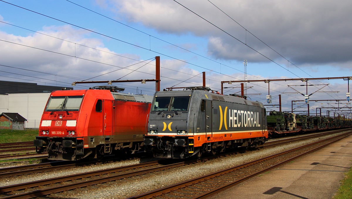 Schnelle Rangierfahrt.....Hectors 241.011 C3PO kam mit ordentlichem Schwung aber nicht am Draht aus dem Norden vorbei an der 185 335 durch den Bahnhof Pattburg gerollt und schnappte sich dann den für SJ bestimmten Wagen der RDC nur um diesen in den dänischen Teil zu rangieren.