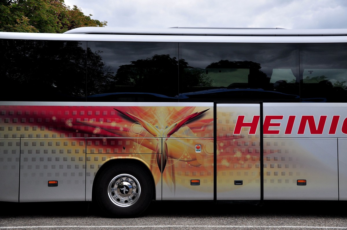 Schnes Seitendekor am Setra 415 GT-HD von Heininger Reisen aus der Schweiz,am 10. Juli 2014 in Krems gesehen.