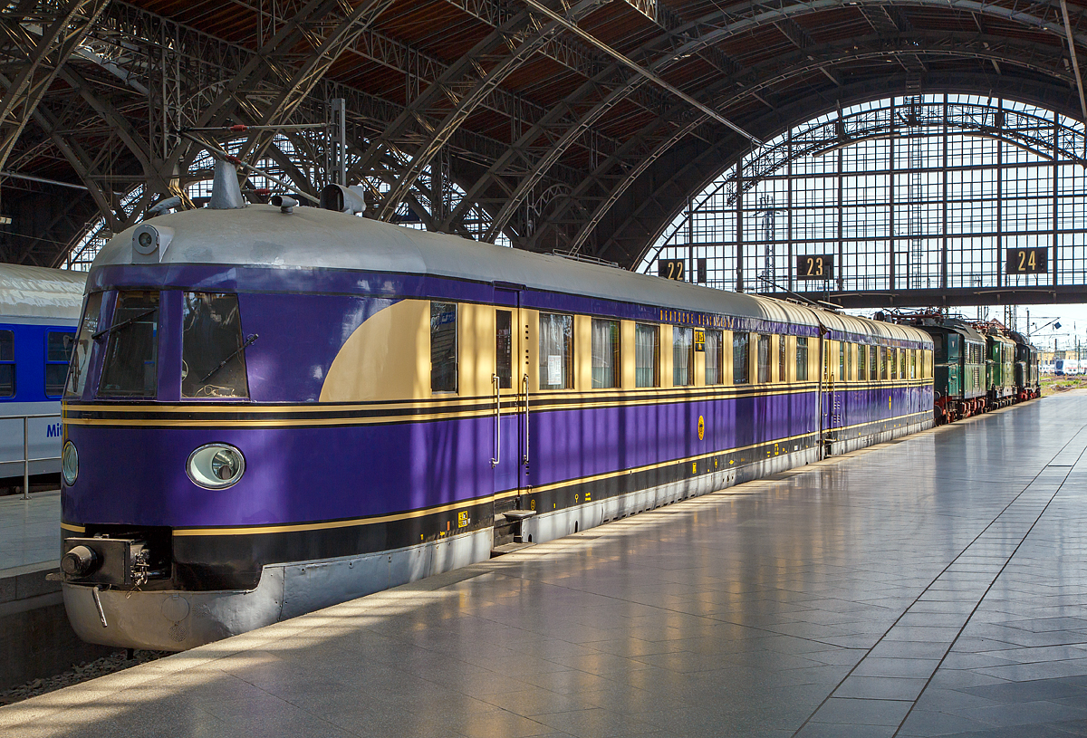 
Schon in den 1930er-Jahren fuhr man mit 160 km/h über die Gleise....

Der SVT 137 225 a/b ex DR 183 252, ausgestellt im Leipziger Hauptbahnhof auf dem Museumsgleis bzw. Traditionsgleis den Gleis 24, hier am 21.05.2016. Bei der Deutschen Bundesbahn wurden diese Schnelltriebwagen als Baureihe VT 04 bezeichnet.

Das Fahrzeug, der Schnelltriebwagen SVT 137 225, wurde Anfang 1934 von der Deutschen Reichsbahn Gesellschaft bei der WUMAG (Waggon- und Maschinenbau Aktiengesellschaft Görlitz), Abt. Waggonbau bestellt. Der SVT wurde am 04. Juli 1935 geliefert und am 08. August 1935 im RAW Wittenberge abgenommen und in Dienst gestellt. 

Das Fahrzeug entstand aufgrund der sehr  guten Erfahrungen mit dem als „Fliegender Hamburger“ berühmt gewordenen VT 877 (Prototyp). Gegenüber dem Prototypfahrzeug änderte sich hauptsachlich die Kopfform,  die Zahl der Sitzplätze wurde zudem erheblich von 98 auf 77 Plätze reduziert. Das Gewicht des SVT 137 (Bauart Hamburg)  lag wegen seiner größeren Länge um etwa 16 t höher. Die zugelassene Höchstgeschwindigkeit war sage und schreibe 160 km/h, die fahrplantechnisch auch ausgefahren wurde.  
Die Maschinenleistung lag bei 2 x 302 kW (820 PS). Jeder der beiden Wagen hatte einen Maybach-Zwölfzylinder-Dieselmotor G05 mit daran angeschlossenem Gleichstrom-Generator und elektrischen Tatzlager-Fahrmotoren. 

Die beim SVT 137 225a/b vorhandene Koptform wurde danach bei allen schnellfahrenden elektrischen und dieselbetriebenen Fahrzeugen der Deutschen Reichsbahn angewendet. Ab dem Jahre 1936 waren die SVT der Bauart „Hamburg“ unterwegs von Berlin nach Hamburg, Köln, Frankfurt. München und Stuttgart sowie von Leipzig nach Wesermünde/ Bremerhaven und Köln.
Fast zur gleichen Zeit wurden die SVT der Bauarten „Leipzig“ und „Köln“ als dreiteilige Züge in Dienst gestellt. Die Form dieser SVT war der Bauart „Hamburg“ angeglichen. Die SVT Bauart Hamburg, Leipzig und Köln bezeichnete man als die „Fliegenden Züge“. Sie waren zu dieser Zeit dıe schnellsten Züge der Welt. 

lm Jahr 1960 wurde der SVT 137 225 a/b (dieser SVT) im RAW Wittenberge als Regierungs-Salontriebwagen umgebaut und erhielt damit eine völlig neue Inneneinrichtung.
Von den SVT Bauart „Hamburg“ gab es 13 Stück, dieser ist der letzte noch vorhandene seiner Bauart.


Technische Daten (Lieferzustand):
Spurweite: 1.435 mm (Normalspur)
Achsfolge: 2' Bo 2`
Hersteller mech. Teil: WUMAG Görlitz
Hersteller elektr. Teil: AEG I SSW
Dieselmotor: 2 Stück V-12-Zylinder-Dieselmotor vom Typ Maybach GO 5 
Höchstgeschwindigkeit: 160 km/h
Installierte Leistung: 604 kW (820 PS)
Dienstgewicht: 100 t
größte Achslast: 18 t
Länge über Kupplung: 44.956 mm
Drehzapfenabstand: 18.075 mm
Drehgestellachsstand: 3.500 mm
Treibraddurchmesser: 1.000 mm
Laufraddurchmesser: 900 mm
Kraftübertragung: dieselelektrisch
Kühlung: wassergekühlt
Beschaffungspreis: 411.390,00 RM

Dieselmotorendaten:
Art: wssergekühlter V-12-Zylinder-Dieselmotor mit Direkteinspritzung
Typ:  Maybach GO 5
Leistung: 302 kW (410 PS)
Hubraum: 42,4 Liter
Drehmoment bei Nennleistung : 2.060 Nm
Nenndrehzahl: 1.400 U/min
Leerlaufdrehzahl: 800 U/min
Motorgewicht: 2.030 kg

Eigentümer von dem Fahrzeug ist das DB Museum.
