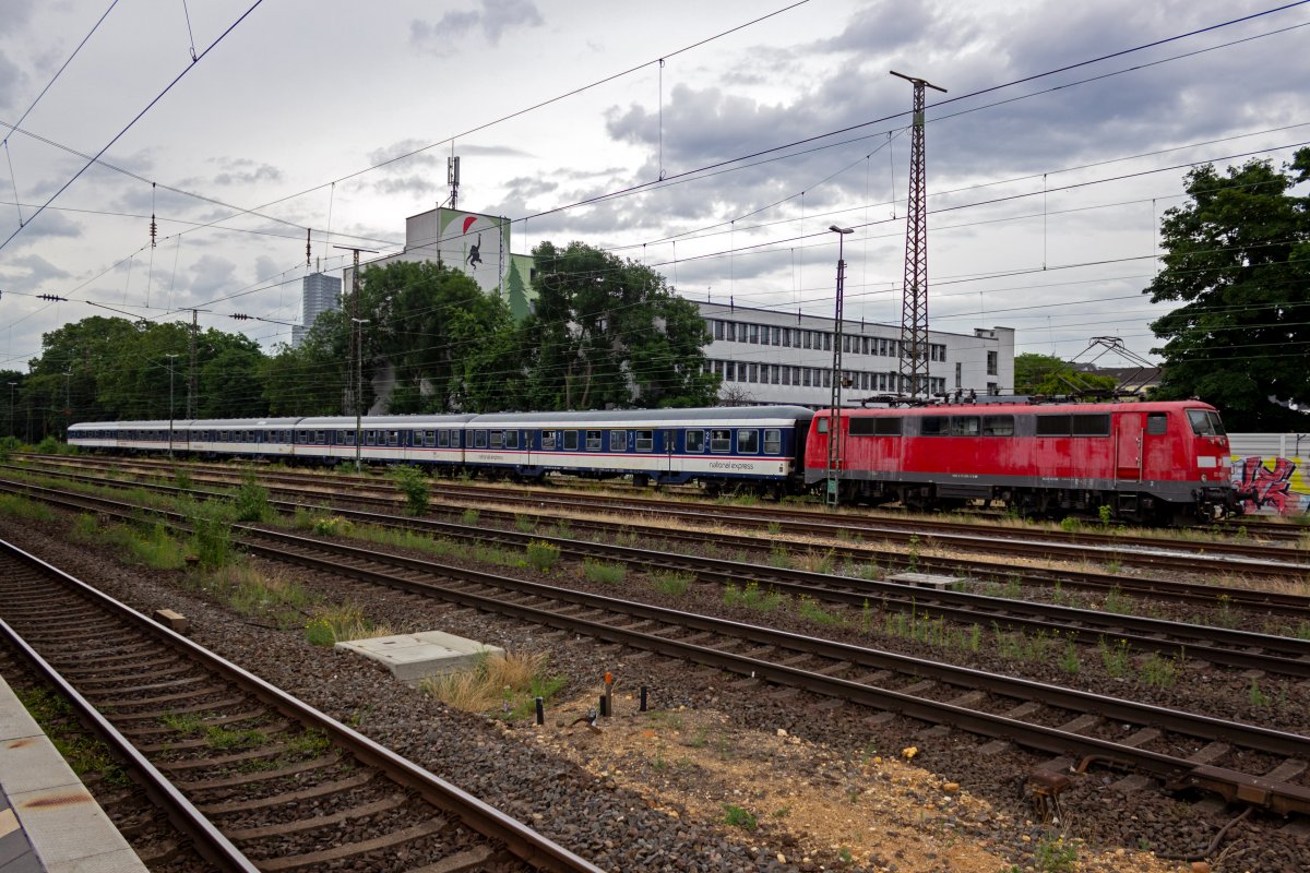 Schon seit langer Zeit setzt NationalExpress einen Ersatzzug aus n-Wagen ein, um unfallbedingt ausgefallene Triebzge zu kompensieren. Am 08.07.21 stand ein Zug mit 111 056 im Bahnhof Kln-West abgestellt und fuhr kurz nach dieser Aufnahme los, um im nahen Hauptbahnhof als RB48 in Richtung Wuppertal zu starten.