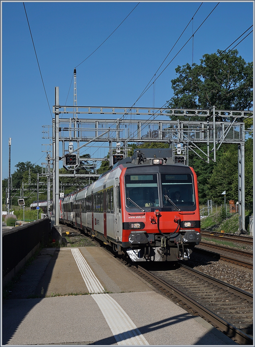 Schon vor Inbetriebnahme des Léman Express verkehrten auf dem bereits fertig gestellten Abschnitt Coppet - Lancy Pont Rouge Regionalzüge im Halbstundentakt, wobei neben SBB Flirts auch zahlreich Domino Züge zum Einsatz kamen. 

Ein SBB RBDe 560 erreicht auf dem Weg nach Coppet den Halt Genthod-Bellevue. 

19. Juni 2018