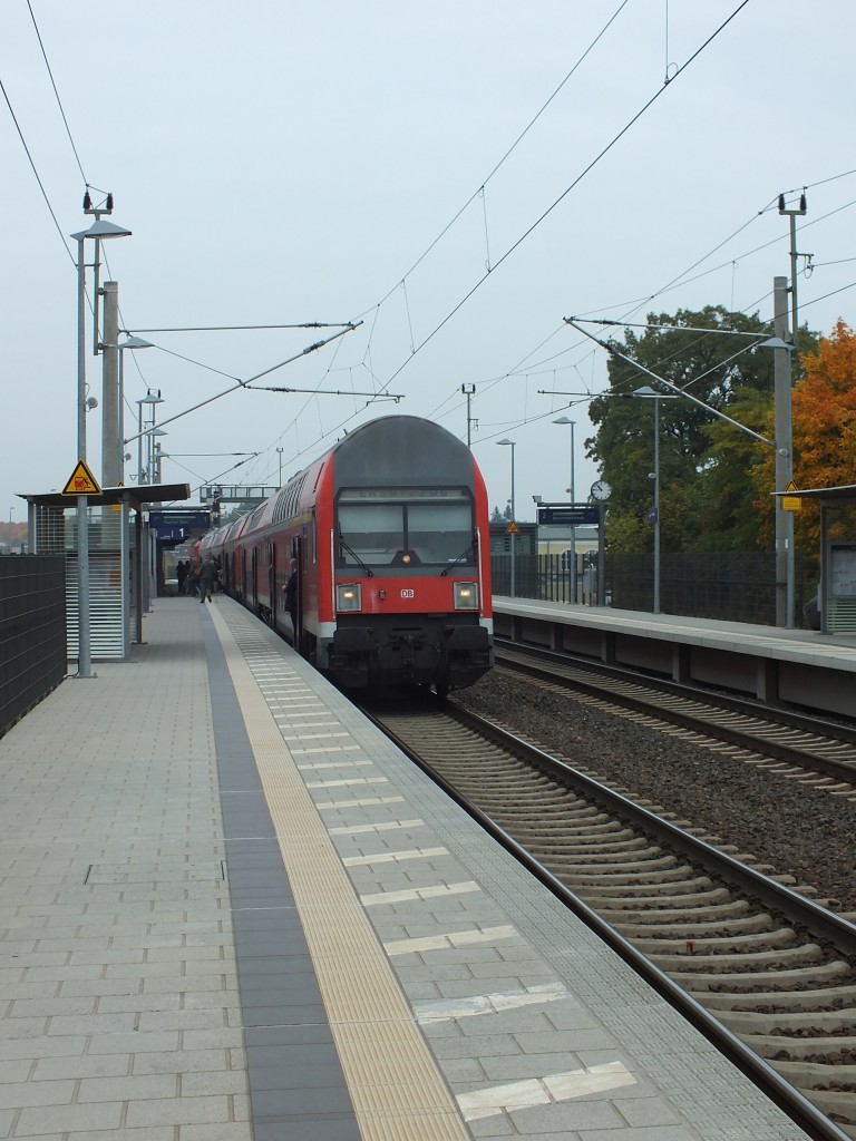 Schon wieder Ersatzverkehr, diesmal mit Renntrabbi hinten dran. Obwohl diese Wagen noch letztes Jahr planmig nach Erkner kamen, schildern sie nur die etwas verwirrende Zielangabe  Ersatzzug .
9.10.13; RE1 -> Frankfurt (Oder)