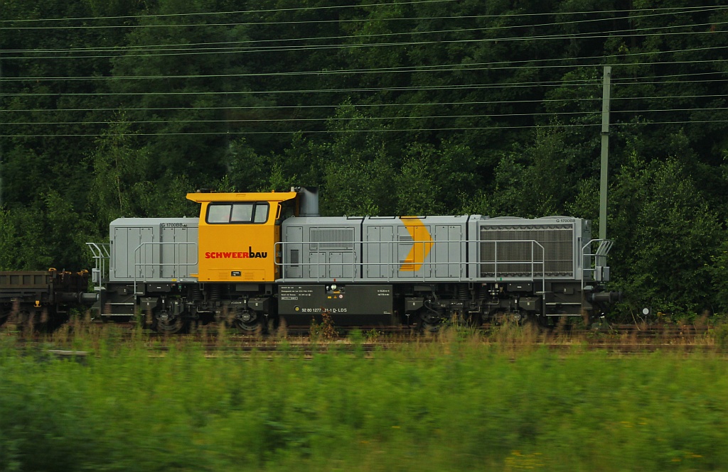 Schweerbau 277 031-1 rollt hier mit einem Bauzug in den Abstellbereich des ehemaligen Gbf HH-Harburg. Aufgenommen aus dem Metronom der uns nach Bremen brachte. 30.06.12