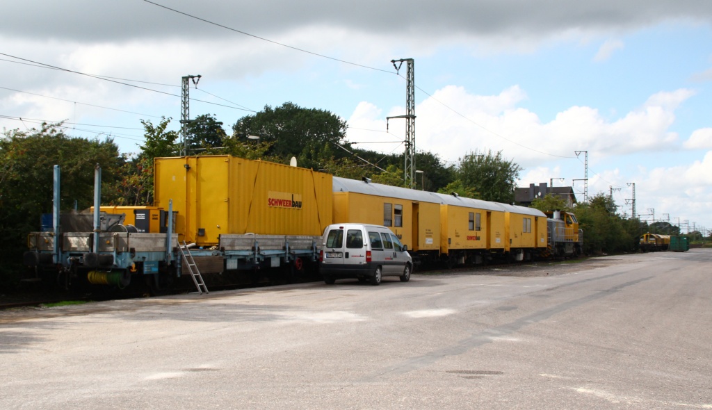 Schweerbau Arbeitszug bestehend aus einem Flachwagen mit Container und 3 Mannschafts/Schlafwagen sowie der Vossloh G1700 BB 277 031-1 abgestellt im Bhf von Jübek/S-H. 30.08.12