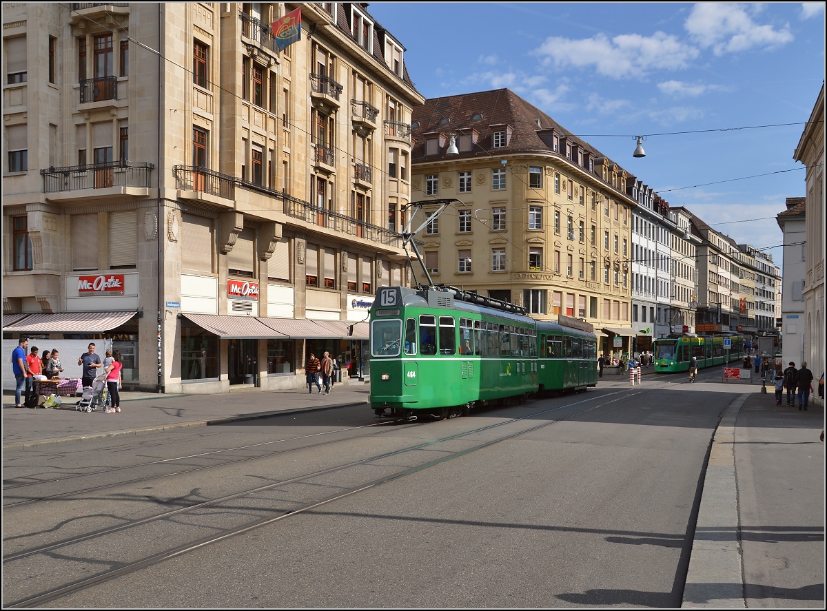 Schweizer Standardwagen Be 4/4 464 an der Rheinbrücke in Basel. September 2015.