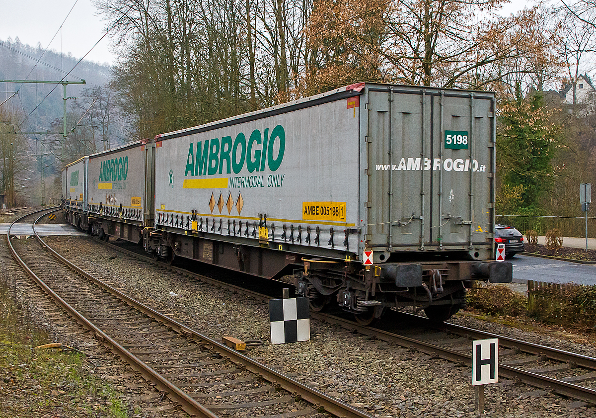 Sechsachsiger Drehgestell-Gelenk-Containertragwageneinheit 90´, 33 83 4954 823-4 P I-AMBR der Gattung Sggmrs 90` Privatwagen der Ambrogio Trasporti S.p.A. am 14.01.2022, beladen mit 45` Wechselbrücken der Ambrogio, im Zugverband bei der Durchfahrt im Bf Kirchen (Sieg) an der Siegstrecke (KBS 460) in Richtung Köln. Die Ambrogio besitzt eine eigene Flotte von 380 privaten 6-achsigen Gelenktragwagen 90 `.

Diese Gelenkwagen mit sechs Radsätzen sind für den Transport von Großcontainern und Wechselbehältern vorgesehen. Auf den Außenlangträger des Wagens befinden sich für jede vorgesehene Ladeposition feste und klappbare Aufsetzzapfen zum Festlegen der Ladungseinheiten (gemäß UIC- Merkblatt 592-1 und 2) in verschiedenen Kombinationen.
