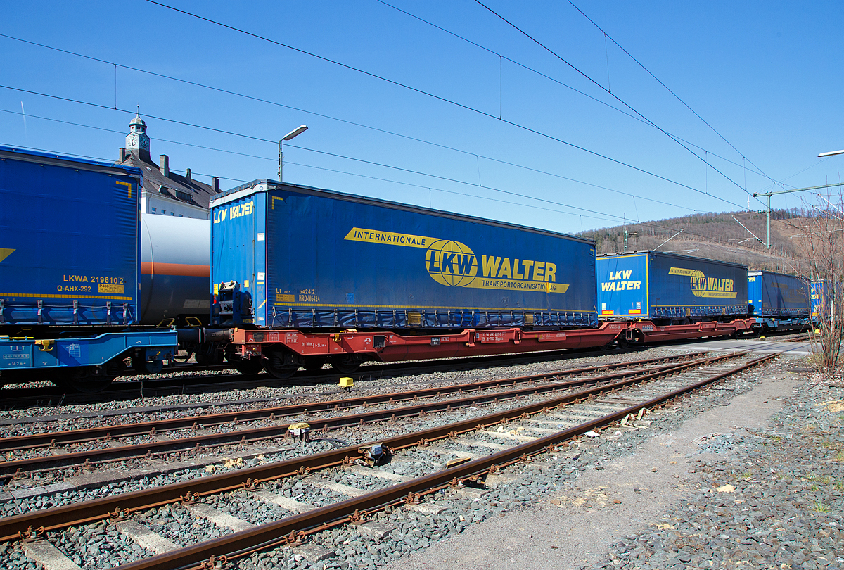 Sechsachsiger Gelenk-Taschenwagen (Doppeltaschenwagen in Gelenkbauart) der VTG Schweiz (ex NACCO), 33 56 4993 037-7 SK-VTGCH, der Gattung Sdggmrs am 29.03.2021 im Zugverband bei einer Zugdurchfahrt in Niederschelden.
 
Diese Güterwagen sind zum Transport von kranmanipulierbaren Sattelaufliegern und genormten Wechselbehältern / Containern an allen europäischen Eisenbahnstrecken mit Normalspurweite bestimmt.

Technische Daten:
Spurweite: 1.435 mm
Eigengewicht: 34.300 kg
Gewicht des beladenen Wagens: S/SS 135 t / 120 t
Max. Radsatzlast (S): 20 t
Max. Ladegewicht: (C) 85,0 t, (D) 100,0 t 
Max. Geschwindigkeit: 100 km/h
Länge über Puffer: 34.200 mm
Drehzapfenabstand: 2 x 14.200 mm
Radsatzstand in den Drehgestellen: 1.800 mm
Ladelänge: 2 x 16.100mm
Bremse: 2 x DK-GP-A
Bremssohle: Jurid 816M
Feststellbremse: Ja
Intern. Verwendungsfähigkeit: TEN