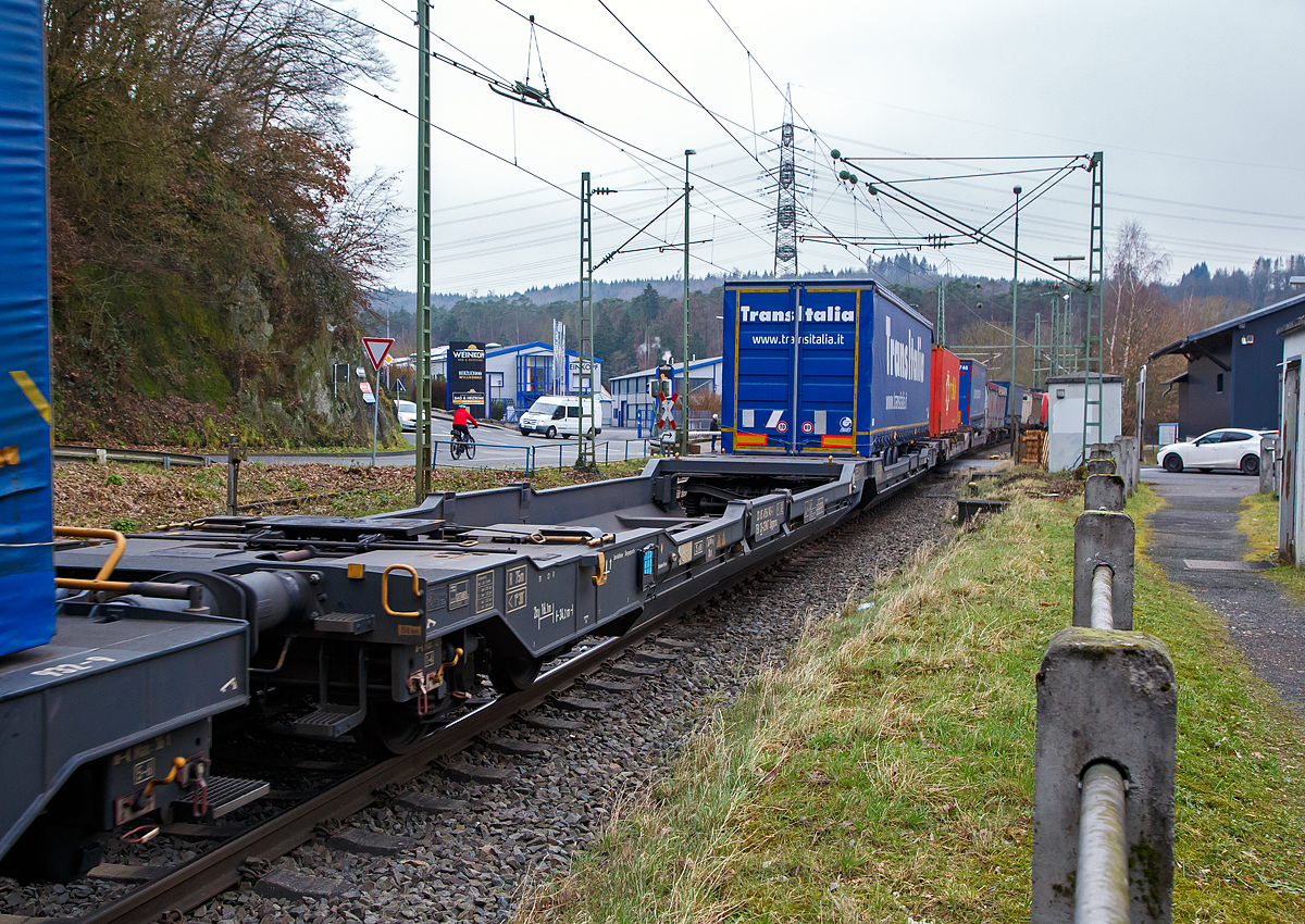 Sechsachsiger Gelenk-Taschenwagen (Doppeltaschenwagen Typ T3000e in Gelenkbauart) der Gattung Sdggmrss, 33 85 4956 945-1 CH-CEMAT, der Mercitalia Intermodal S.p.A., Mailand (ex Cemat S.p.A.), am 15.01.2022 bei einer Zugdurchfahrt im Zugverband in Scheuerfeld (Sieg). Da eine Hälfte nicht beladen ist, so ist ein guter Blick in die Tasche möglich.
 
Der Wagen wurde von Tatravagónka a.s. in Poprad (Slowakei) gebaut, die Entwicklung und wohl auch Lizenzgeber ist die Ferriere Cattaneo SA in Giubiasco (Schweiz). Die Fabrikschilder kann man links am Wagenende erkennen.

Diese Güterwagen sind zum Transport von kranmanipulierbaren Sattelaufliegern und genormten Wechselbehältern / Containern an allen europäischen Eisenbahnstrecken mit Normalspurweite bestimmt, auch bekannt als intermodaler Verkehr.

Technische Daten:
Spurweite: 1.435 mm
Länge über Puffer:34.200 mm
Drehzapfenabstand: 2 x 14.200 mm
Radsatzstand in den Drehgestellen: 1.800 mm
Eigengewicht: 34.300 kg
Max. Zuladung: S / SS 85 t für Streckenklasse C; S 100 t / SS 85 t für Streckenklasse D
Max. Radsatzlast S/SS:  22,5 t / 20 t
Max. Geschwindigkeit bei Radsatzlast 20 t / 22,5 t: 120/100 km/h
Ladelänge: 2 x 16.100 mm
Ladehöhe (für Container): 1.155 m
Nutzbare Länge des Raums zwischen den Schutzträger: 10.490 mm
Raumbreite zwischen Längsträgern: min. 2.700 mm
Kleinster befahrbarer Gleisbogen: R = 75 m
Drehgestelle: 1x Y25Ls(s)i1f und 2 x Y25Lssi1-K
Bremse:2 x DK-GP-A (K), max. 108 t
Bremssohle: Jurid 816 M
Handbremse: Ja, auf das mittlere Drehgestell
