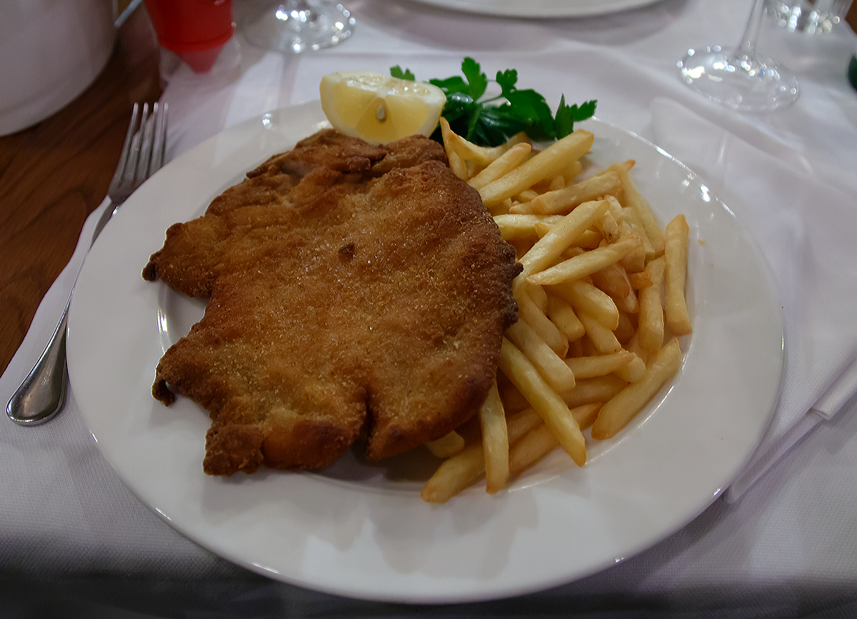 
Sehr leckeres Essen gab es in Milano (der Osteria Italiana am 27.12.2015)...

Cotoletta alla Milanese con Patatine Fritte