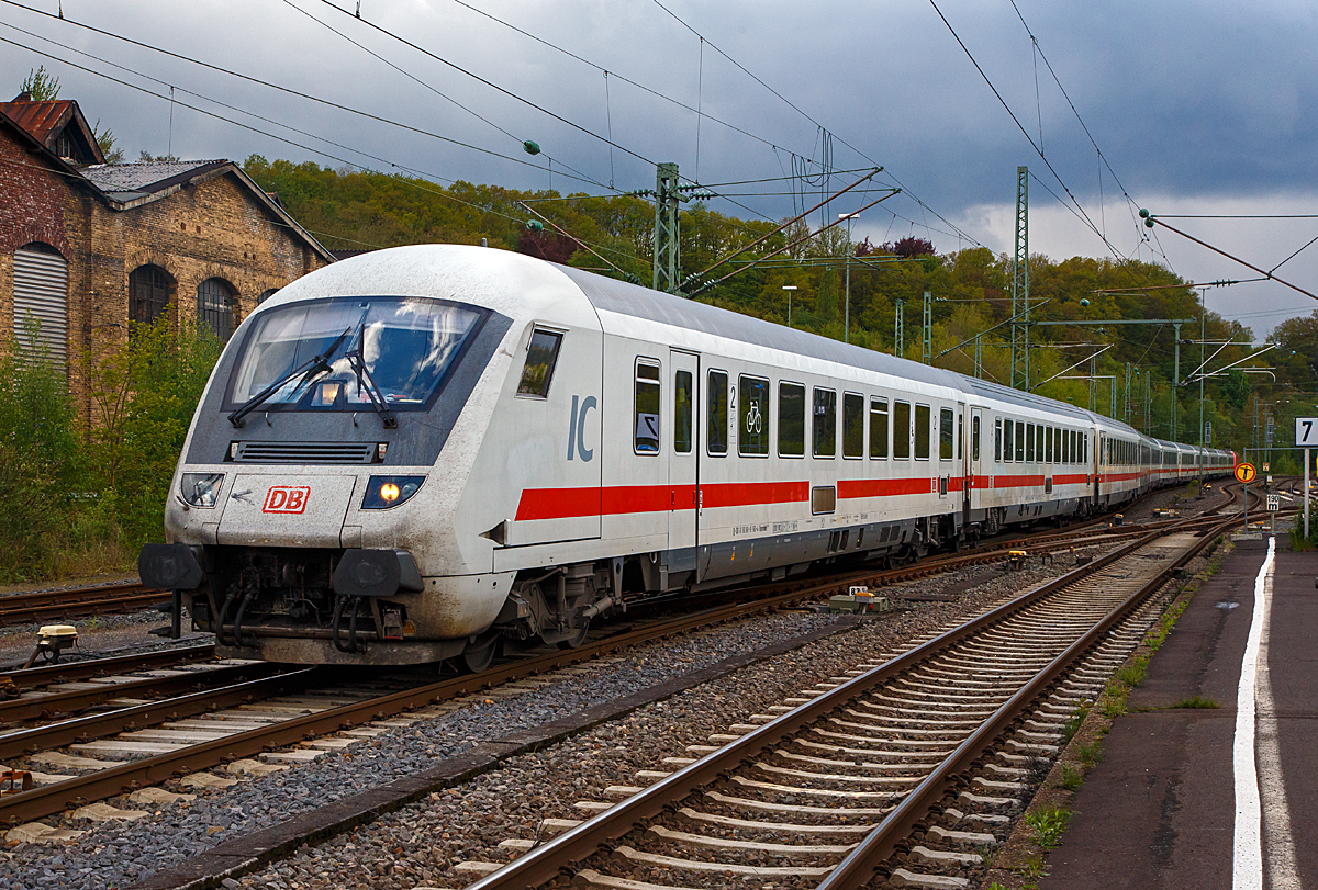 
Sehr ungewöhnlich für Betzdorf und die Siegstrecke.....
Steuerwagenvoraus  fährt am 04.05.2019 ein IC (InterCity) durch Betzdorf/Sieg in Richtung Siegen. Es war wohl ein umgeleiteter Leerzug, mit der 101 062-8 als Schublok.
