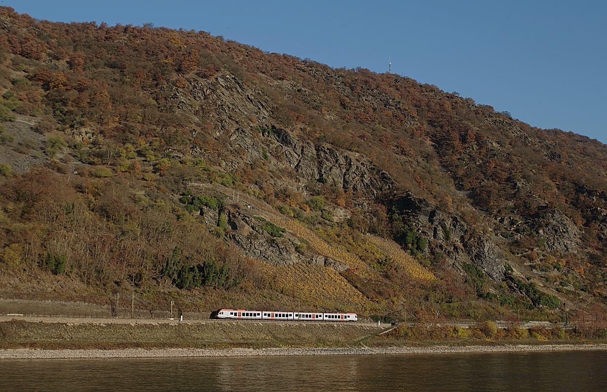 Seit 2010 betreibt Vias die rechtsrheinische Strecke Frankfurt - Wiesbaden - Koblenz/Neuwied. Eingesetzt werden drei- und vierteilige Stadler-Flirt. An den Felshängen und Weinbergen des Rheinischen Schiefergebirges vorbei fährt ein vierteiliger Flirt am 16.11.2018 zwischen St. Goarshausen und Kaub Richtung Frankfurt.