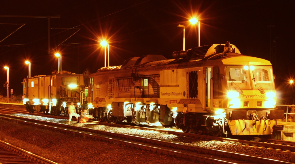 Seit 3 Nächten hier unterwegs ist der Schienenfräszug Linsinger SF 03 FFS mit Begleitwagen SZM 302(umgebauter DGS 62N Material und Personalwagen). Hier wartet er im Bahnhof von Schleswig als Bauz 92947 auf das Sicherungspersonal und die Weiterfahrt nach Jübek. Schleswig 21.08.2012 