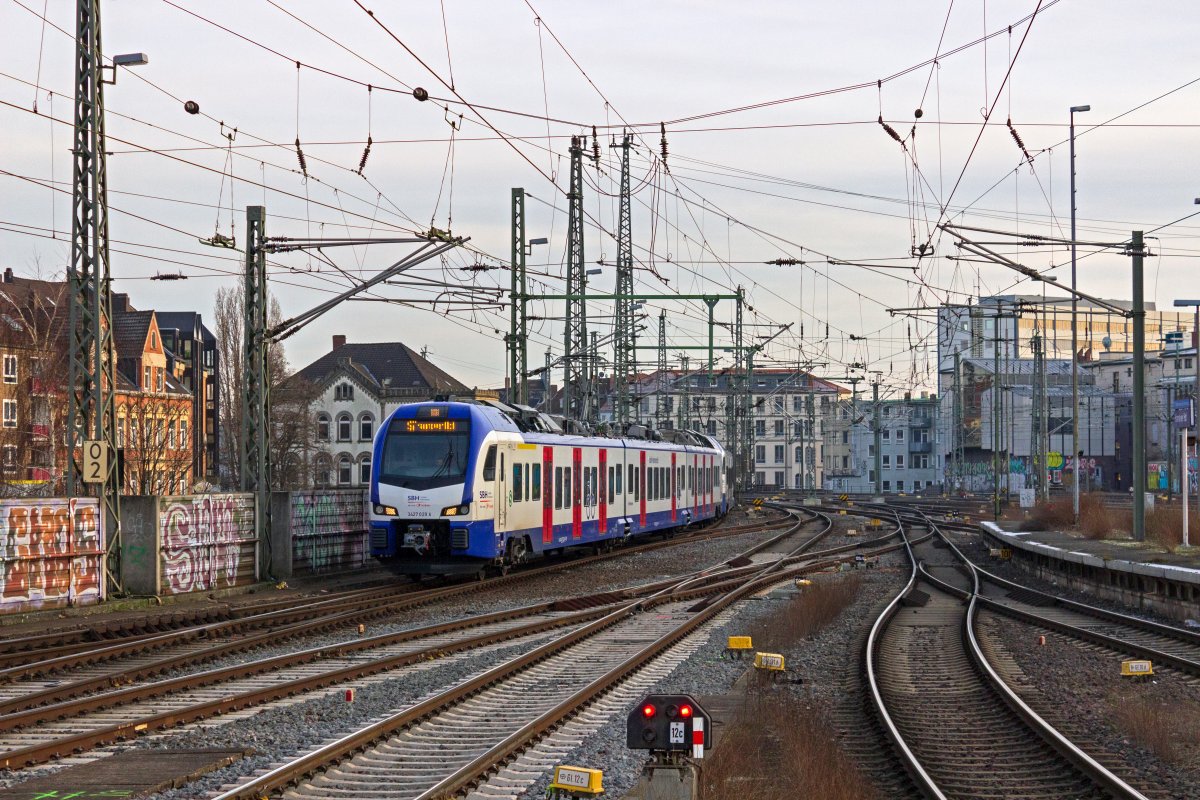 Seit dem Fahrplanwechsel im Dezember 2021 hat das transdev-Unternehmen S-Bahn Hannover den ersten Teil des namensgebenden Verkehrsnetzes bernommen. Auf den Linien S3, S6 und S7 sind nun bereits die neuen FLIRT 3 XL-Zge im Einsatz. Als S7 von Celle fahren die Garnituren 3427 029 und 3427 042 am 22.12.21 in Hannover Hbf ein.