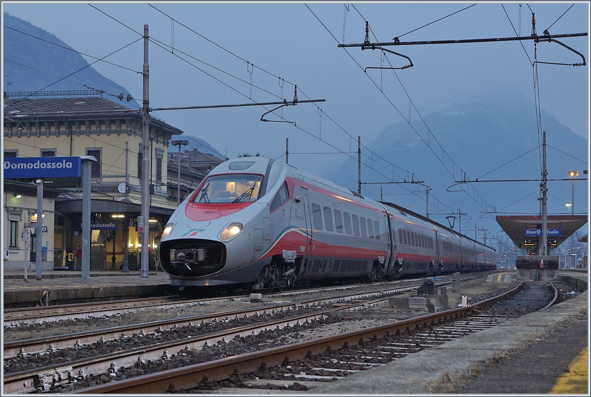 Seit der Einführung des ECE Milano - Frankfurt werden auf der Simplonlinie drei von sieen Zugspaare durch FS Trenitailia ETR 610 abgedeckt.
Das Bid zeigt den aus Genève in Domodossola eingetroffen EC 31, kurz vor der Weiterfahrt nach Milano. 
16. Jan. 2018