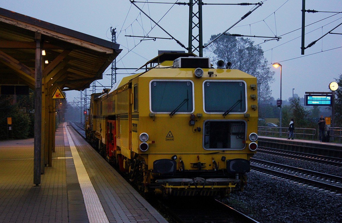 Seit heute morgen zu Gast im Norden die Dreiwellenstopfmaschine 09-3X Dynamic(97 40 71 516 17-9, REV/Deutsche Plasser/15.05.15) der Fa.Schweerbau aus Stadthagen die hier an den Gleisbauarbeiten teilnimmt. Schleswig 14.10.2015