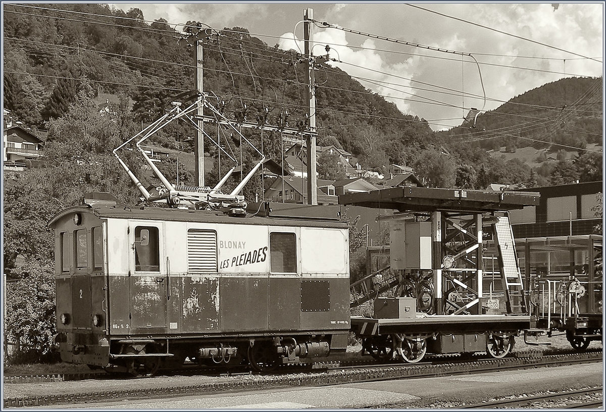 Seit der Revision der CEV HGe 2/2 N° 1 ist die ebenfalls 1911 gebauten HGe 2/2 N° 2 eher selten zu sehen. Hier zeigt sie sich kurz mit einen Fahrleitungsmontagewagen in Blonay.
16. August 2016