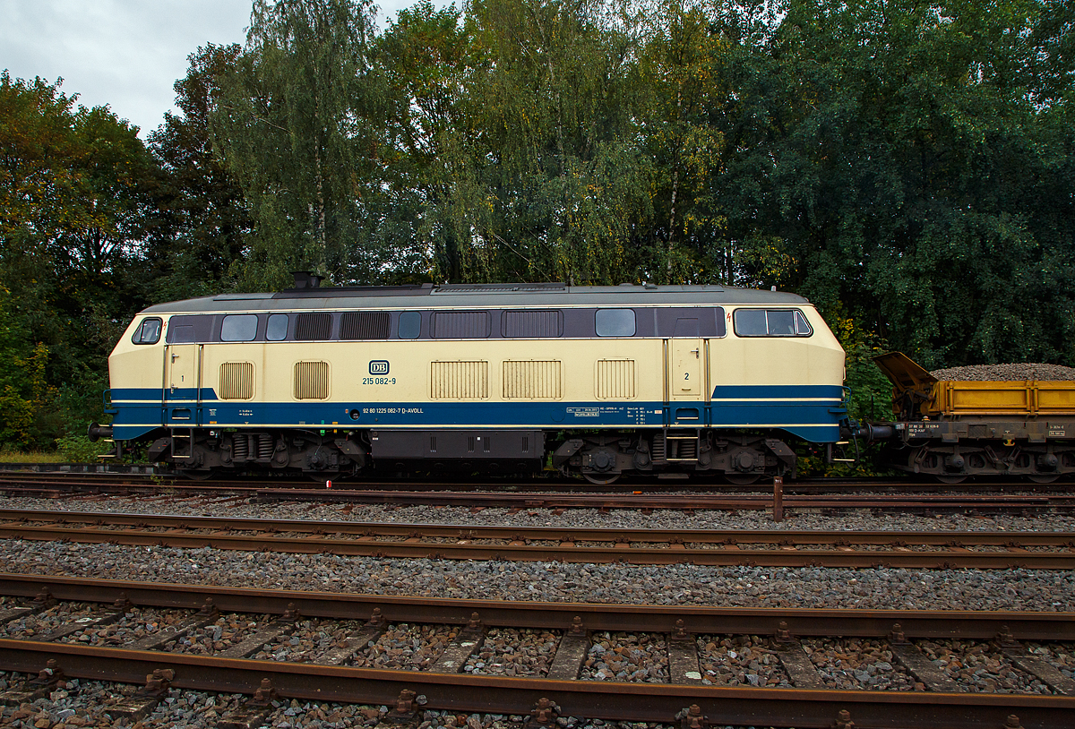 
Seitenbilck auf die 215 082-9 der Aggerbahn (Andreas Voll e.K., Wiehl), eigentlich 225 082-7 (92 80 1225 082-7 D-AVOLL), ex DB 225 082-7, ex DB 215 082-9, am 26.09.2020 in Herdorf. Sie fährt mit einem Schotterzug (Kippwagen MK 45 DH „LW-Kipper“, der Gattung Rlps, der KAF Falkenhahn Bau AG) weiter in Richtung Haiger.