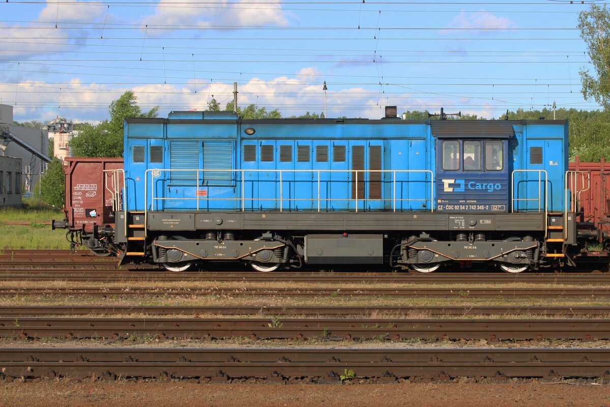 Seitenblick auf CD Cargo 742 345 während Verschiebedienst in Jihlava am 29 Mai 2025. In  die Tschechei und die Schweiz gibt es auch an Himmelfahrt reges Güterverkehr und Verschiebediensten.