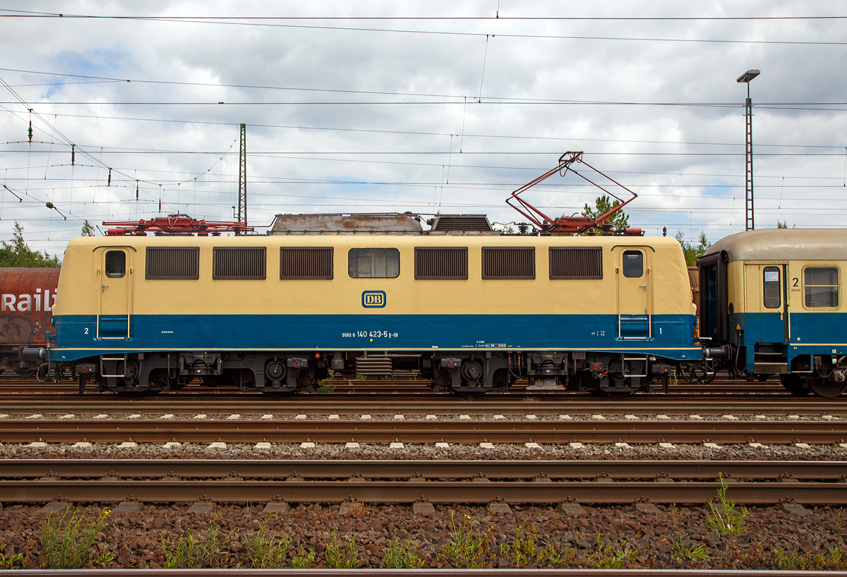 
Seitenporträt der 140 423-5 (91 80 6140 423-5 D-DB) vom DB Museum, ex DB E 40 423, . Am 17. & 18.6.2017 fand das große Sommerfest vom DB Museum Koblenz statt.