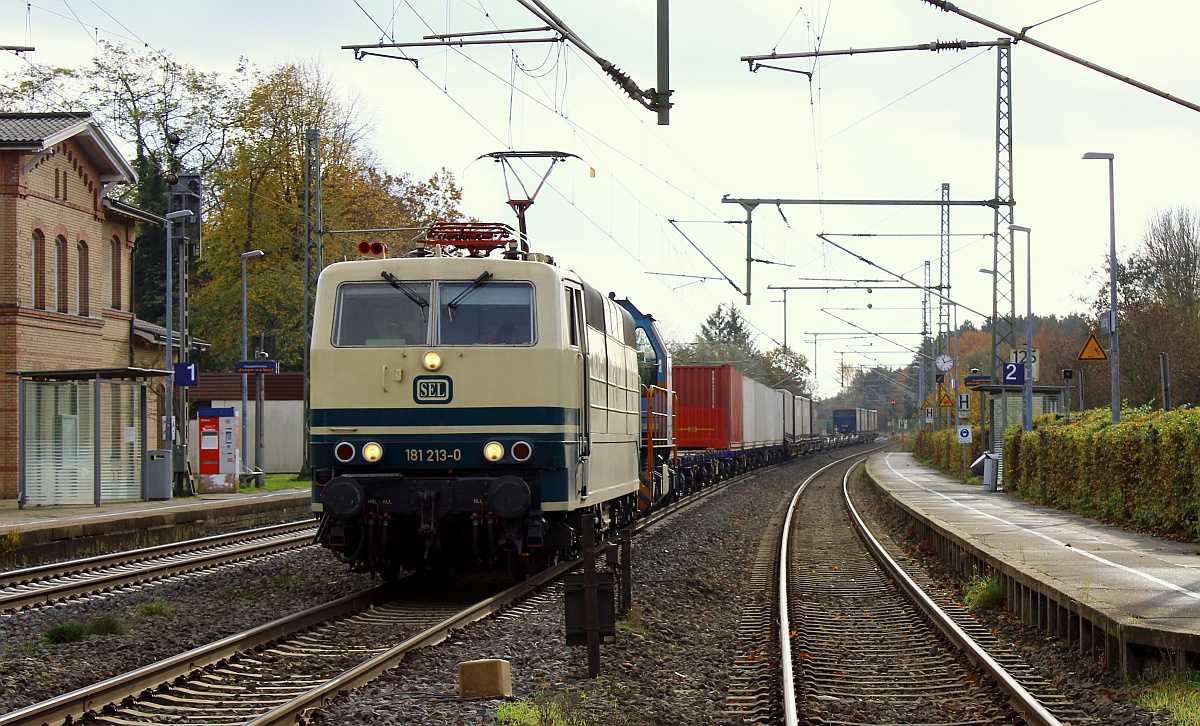 SEL 181 213-0 mit neg V102/0575 002-7 und dem Nordliner KLV in Warteposition im Bhf Owschlag aufgenommen vom Bü in Owschlag 01.11.2021 II