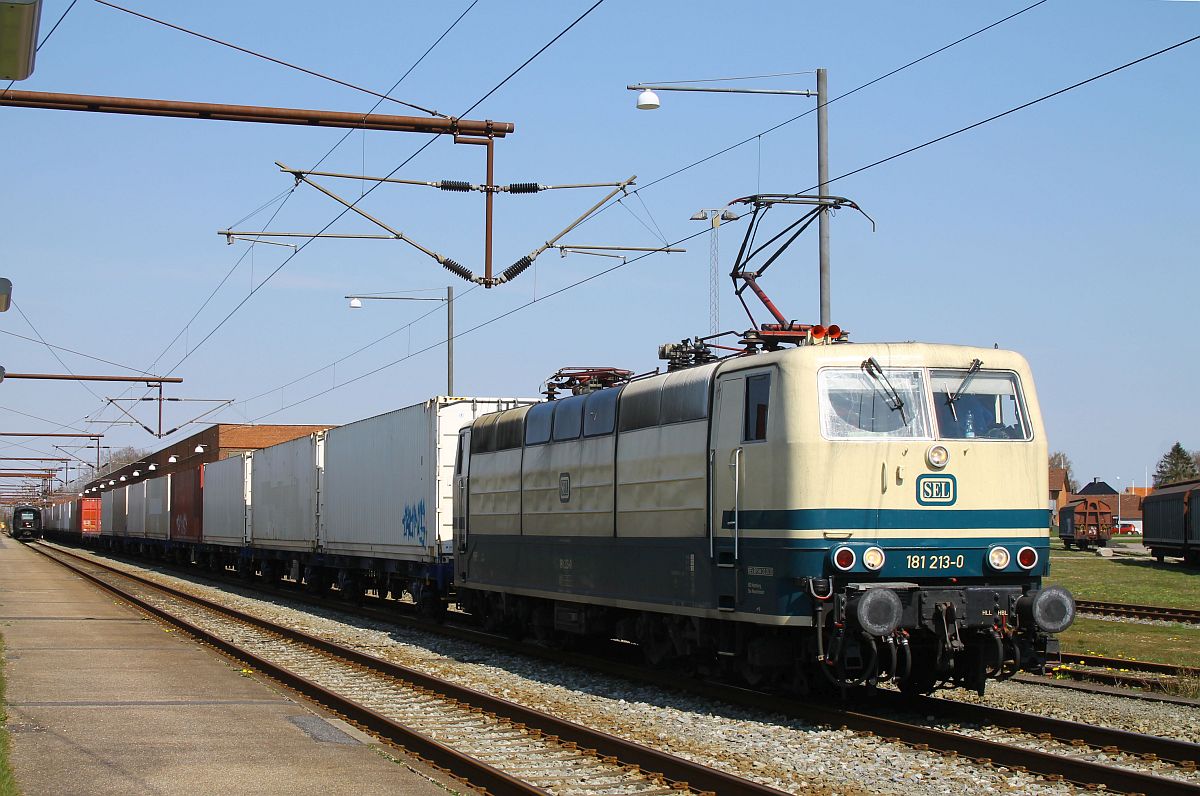 SEL 181 213 wartet mit ihrem KLV auf Ausfahrt, Pattburg/Padborg 21.04.2023 um 12.17 Uhr