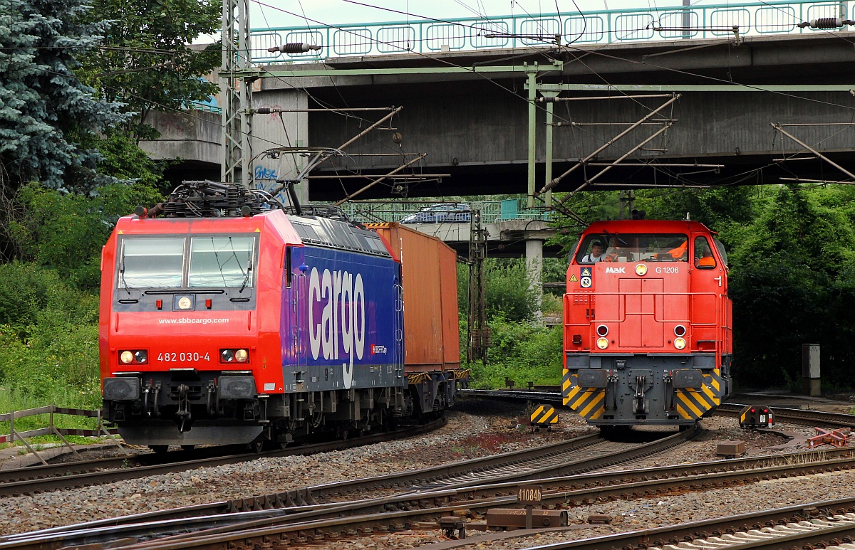 Selten zu beobachten eine Doppeldurchfahrt...die frisch gewaschene SBBC 4482 030-4 mit einem Containerzug und die weniger gut aussehende Captrain 1275 110-5(REV/628/15.10.10)auf Solotour...Hamburg-Harburg 06.07.2015