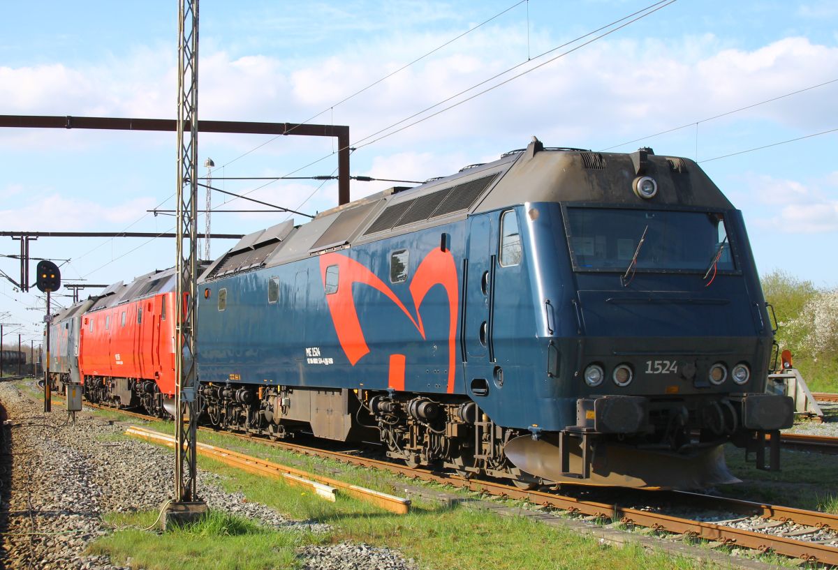 Seltene Gäste in Pattburg/Padborg: Ein Lokzug aus DSB ME 1524 + ME 1533 + ME 1526 am 23.04.2022